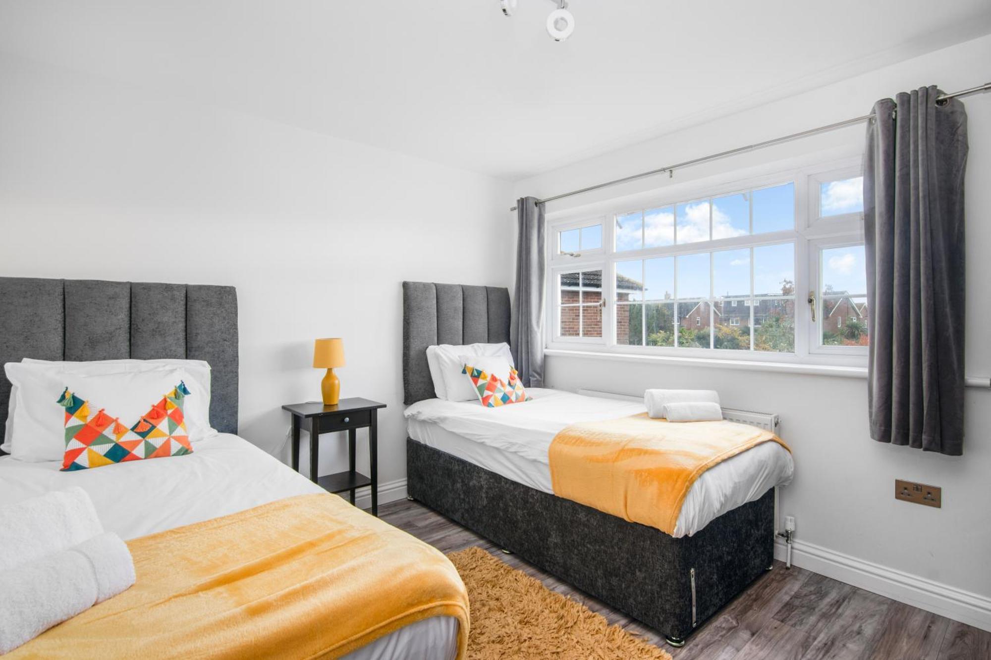 גרייבסנד Onsitestays - Spacious 3 Bed House With Garden, Wifi & 4 Plus Parking מראה חיצוני תמונה